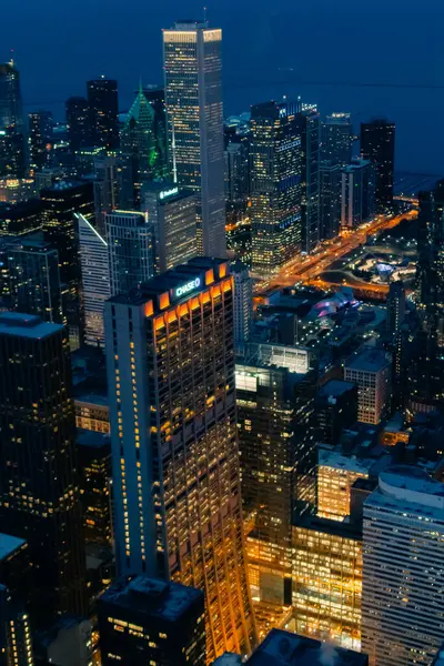 Şikago. Alacakaranlık mavi saatinde Chicago şehir merkezindeki şehir manzarası. Yüksek kalite fotoğraf
