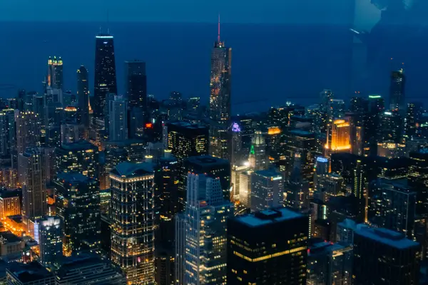 Şikago. Alacakaranlık mavi saatinde Chicago şehir merkezindeki şehir manzarası. Yüksek kalite fotoğraf
