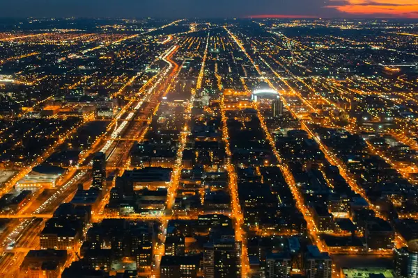 Şikago. Alacakaranlık mavi saatinde Chicago şehir merkezindeki şehir manzarası. Yüksek kalite fotoğraf