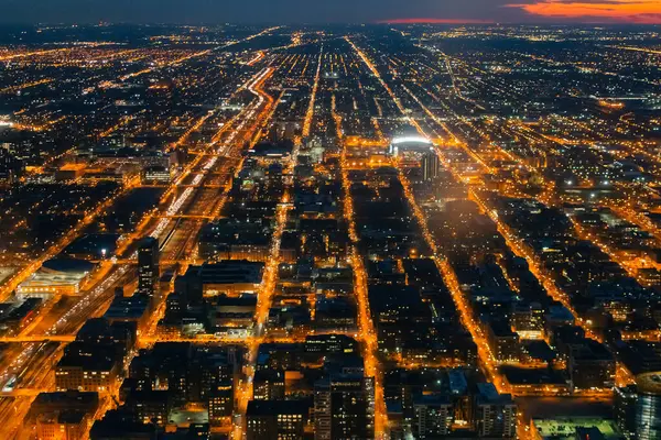 Şikago. Alacakaranlık mavi saatinde Chicago şehir merkezindeki şehir manzarası. Yüksek kalite fotoğraf