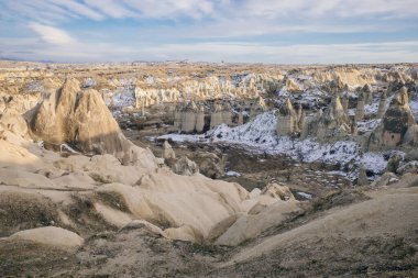 Zelve Valley, Kapadokya, Türkiye 'deki mağara kenti ve kaya oluşumları - 2023 Şubat. Yüksek kalite fotoğraf
