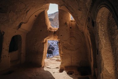 Zelve Valley, Kapadokya, Türkiye 'deki mağara kenti ve kaya oluşumları - 2023 Şubat. Yüksek kalite fotoğraf