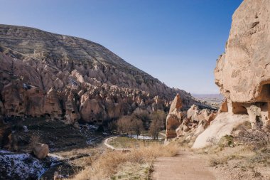 Zelve Valley, Kapadokya, Türkiye 'deki mağara kenti ve kaya oluşumları - 2023 Şubat. Yüksek kalite fotoğraf