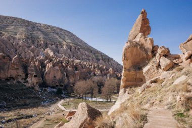 Zelve Valley, Kapadokya, Türkiye 'deki mağara kenti ve kaya oluşumları - 2023 Şubat. Yüksek kalite fotoğraf