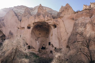 Zelve Valley, Kapadokya, Türkiye 'deki mağara kenti ve kaya oluşumları - 2023 Şubat. Yüksek kalite fotoğraf