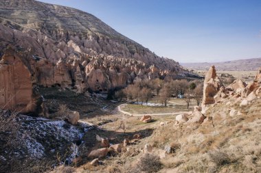 Zelve Valley, Kapadokya, Türkiye 'deki mağara kenti ve kaya oluşumları - 2023 Şubat. Yüksek kalite fotoğraf