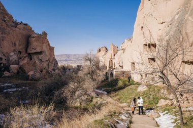 Zelve Valley, Kapadokya, Türkiye 'deki mağara kenti ve kaya oluşumları - 2023 Şubat. Yüksek kalite fotoğraf