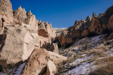 Zelve Valley, Kapadokya, Türkiye 'deki mağara kenti ve kaya oluşumları - 2023 Şubat. Yüksek kalite fotoğraf
