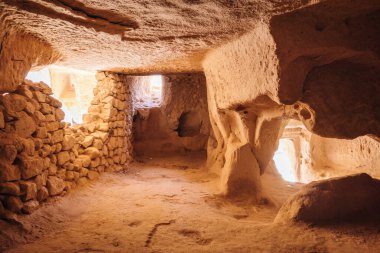 Zelve Valley, Kapadokya, Türkiye 'deki mağara kenti ve kaya oluşumları - 2023 Şubat. Yüksek kalite fotoğraf