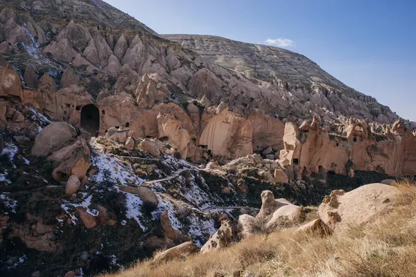 Zelve Valley, Kapadokya, Türkiye 'deki mağara kenti ve kaya oluşumları - 2023 Şubat. Yüksek kalite fotoğraf
