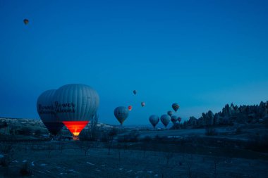 Sıcak hava balonları kapadokya 'da şafakta havalanır, hindi - Mayıs 2023. Yüksek kalite fotoğraf