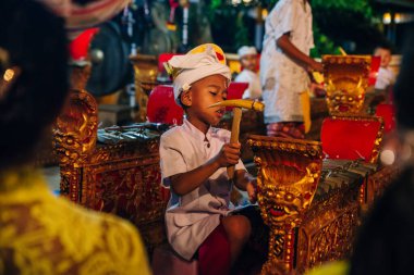 YOGYAKARTA, INDONEZYA - 4 Ağustos 2024 Endonezyalı müzisyenler geleneksel Cava kostümü giyip Gamelan oynuyorlar. Yüksek kalite fotoğraf