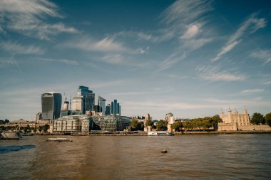 Londra, İngiltere - 13 Ağustos 2023 Londra 'daki Tower Bridge, öğleden sonra. - Evet. Yüksek kalite fotoğraf