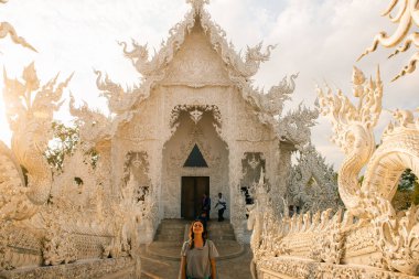 12 Nisan 2024 Budist-Hindu tapınağı kompleksi Wat Rong Khun, Chiang Rai, Tayland. Yüksek kalite fotoğraf