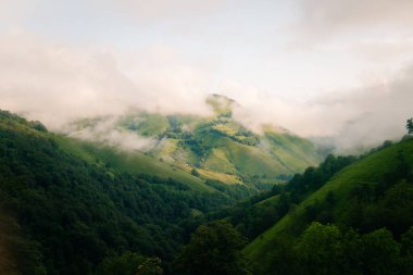 Fransa sınırındaki pireneler İspanya ve Fransa arasındaki geçitten geçtiler. Lescun Sirki. Yüksek kalite fotoğraf