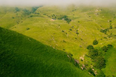 Fransa sınırındaki pireneler İspanya ve Fransa arasındaki geçitten geçtiler. Lescun Sirki. Yüksek kalite fotoğraf