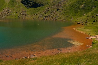 Gentau Alp Gölü, Atlantik Pirenesi 'ndeki Ayous göllerinden biridir. - Evet. Yüksek kalite fotoğraf