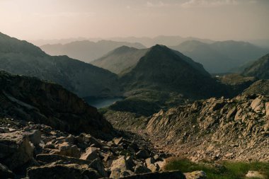 Posets Maladeta Milli Parkı 'ndaki dağ gölleri İspanyol Pireneleri' ndeki Vielha Vadisi, GR11 yürüyüş yolu, Avrupa. Yüksek kalite fotoğraf