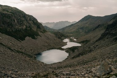 Posets Maladeta Milli Parkı 'ndaki dağ gölleri İspanyol Pireneleri' ndeki Vielha Vadisi, GR11 yürüyüş yolu, Avrupa. Yüksek kalite fotoğraf