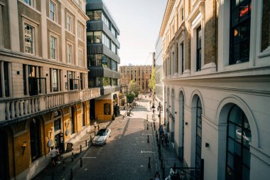 27 Ekim 2024 - Londra, İngiltere: Southwark, Londra 'daki Borough Market' te insanlar alışveriş ve akşam yemeği. Yüksek kalite fotoğraf