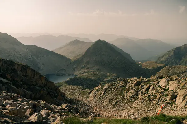Posets Maladeta Milli Parkı 'ndaki dağ gölleri İspanyol Pireneleri' ndeki Vielha Vadisi, GR11 yürüyüş yolu, Avrupa. Yüksek kalite fotoğraf