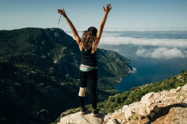 Lycian yolunda yürüyüş. Sırt çantalı kadın doğa yürüyüşü yapıyor. Yüksek kalite fotoğraf