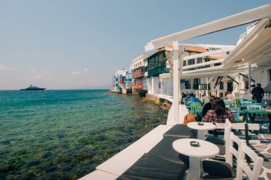 Mykonos Adası 'ndaki küçük Venedik' te ön planda kafe masaları, Cyclades, Yunanistan. Yüksek kalite fotoğraf