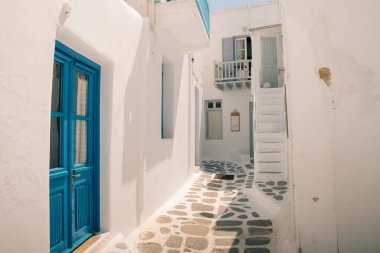 Orijinal geleneksel Yunanistan. Mykonos Adası. Eski Chora köyünün renkli çiçekli sokakları. Kiklad. Yüksek kalite fotoğraf