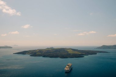 Yunanistan 'ın Santorini adasındaki körfez manzarası. Körfezdeki lüks yolcu gemileri. Yüksek kalite fotoğraf
