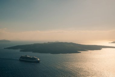 Yunanistan 'ın Santorini adasındaki körfez manzarası. Körfezdeki lüks yolcu gemileri. Yüksek kalite fotoğraf