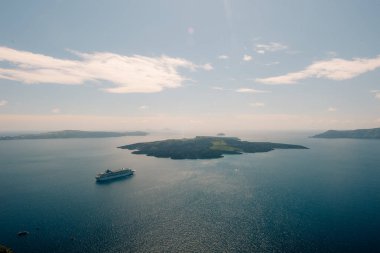 Yunanistan 'ın Santorini adasındaki körfez manzarası. Körfezdeki lüks yolcu gemileri. Yüksek kalite fotoğraf