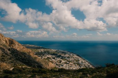 Santorini 'deki Kamari şehrinin antik thera yolundan görünüşü. Yüksek kalite fotoğraf