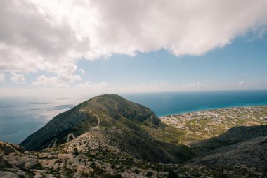 Santorini 'deki Kamari şehrinin antik thera yolundan görünüşü. Yüksek kalite fotoğraf