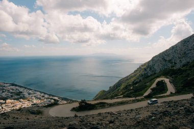 Santorini 'deki Kamari şehrinin antik thera yolundan görünüşü. Yüksek kalite fotoğraf