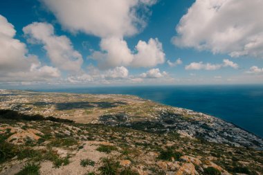 Santorini 'deki Kamari şehrinin antik thera yolundan görünüşü. Yüksek kalite fotoğraf