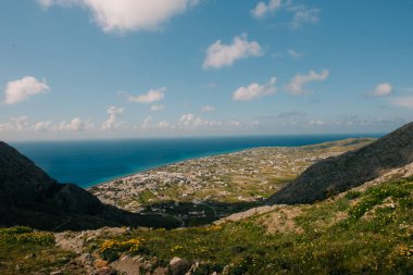 Santorini 'deki Kamari şehrinin antik thera yolundan görünüşü. Yüksek kalite fotoğraf