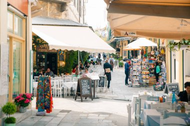 Kafe masası ve Atina sokaklarında sandalyeler, Yunanistan - 2 Şubat 2024. Yüksek kalite fotoğraf