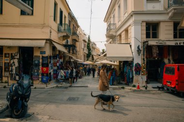 Atina, Yunanistan - 25 Kasım 20223 Atina şehir merkezindeki bir hediyelik eşya dükkanında satılan turistik ürünler. Yüksek kalite fotoğraf