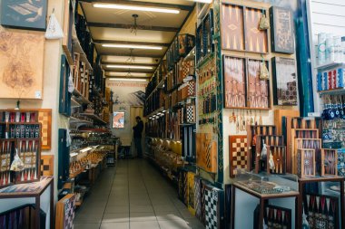 Atina, Yunanistan - 25 Kasım 20223 Atina şehir merkezindeki bir hediyelik eşya dükkanında satılan turistik ürünler. Yüksek kalite fotoğraf