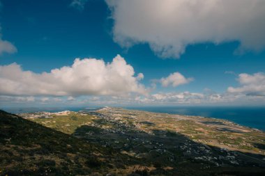 Santorini 'de gündoğumu kır çiçekleri. Yüksek kalite fotoğraf