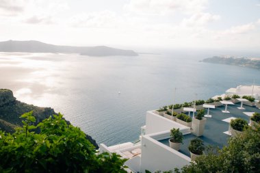 Skaros Kayası, Imerovigli köyünde, arka planda Nea Kameni adası, Santorini, Yunanistan. Yüksek kalite fotoğraf