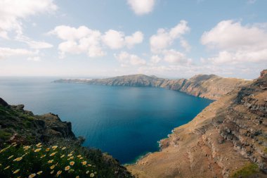 Skaros Kayası, Imerovigli köyünde, arka planda Nea Kameni adası, Santorini, Yunanistan. Yüksek kalite fotoğraf