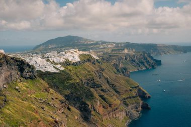 Santorini Adası, Yunanistan 'da beyaz mimari. Gün batımında Oia kasabasının güzel manzarası. - Evet. Yüksek kalite fotoğraf