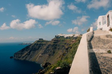 Santorini Adası, Yunanistan 'da beyaz mimari. Gün batımında Oia kasabasının güzel manzarası. - Evet. Yüksek kalite fotoğraf