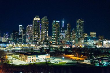 CALGARY, CANADA - 2 Aralık 2023 Calgary Skyline Gece Manzarası. Yüksek kalite fotoğraf