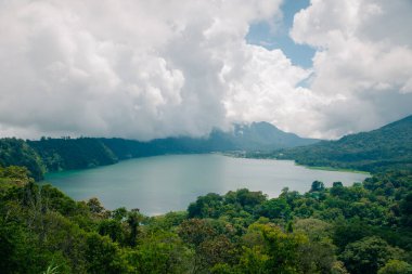 Güzel bir Büyük Göl 'ün, tropik bir cennetin, palmiye ağaçlarının, egzotik ağaçların ve Bali' deki dağların en üst hava manzarası. Yüksek kalite fotoğraf