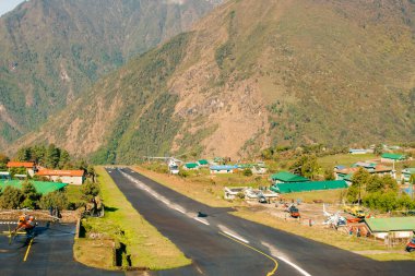 Lukla havaalanının güzel manzarası Nepal 'deki en tehlikeli havaalanlarından biri. Pist, 2 Mayıs 2024 'te Nepal' in Lukla kasabasındaki bir yamaçta bulunur. Yüksek kalite fotoğraf