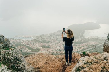 Türkiye 'nin deniz kıyısındaki tatil beldesi Kas' ın panoramik hava manzarası. Yüksek kalite fotoğraf