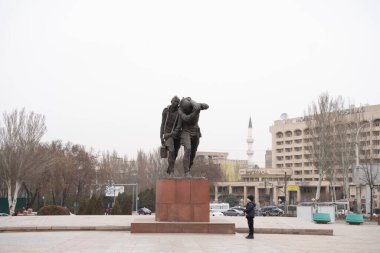 Bishkek, Kırgızistan - 28 Nisan 2024 Bişkek Zafer Meydanı, arka planda karla kaplı dağlar. Yüksek kalite fotoğraf