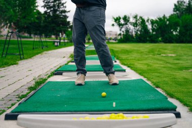 Golfçü macera ya da mini golf oynayıp topu deliğe sokmaya çalışıyor. Spor ve eğlence aktiviteleri. Yüksek kalite fotoğraf